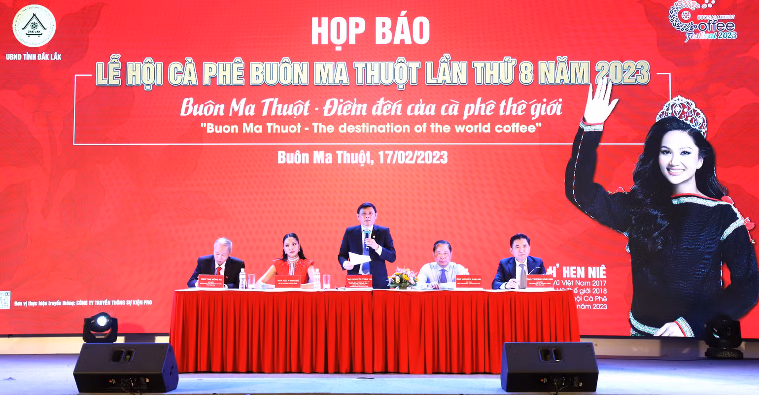 Phó Chủ tịch Thường trực Ủy ban nhân dân tỉnh Đắk Lắk, Trưởng Ban Tổ chức Lễ hội cà-phê Buôn Ma Thuột lần thứ 8 năm 2023 Nguyễn Tuấn Hà giới thiệu về Lễ hội tại buổi họp báo.