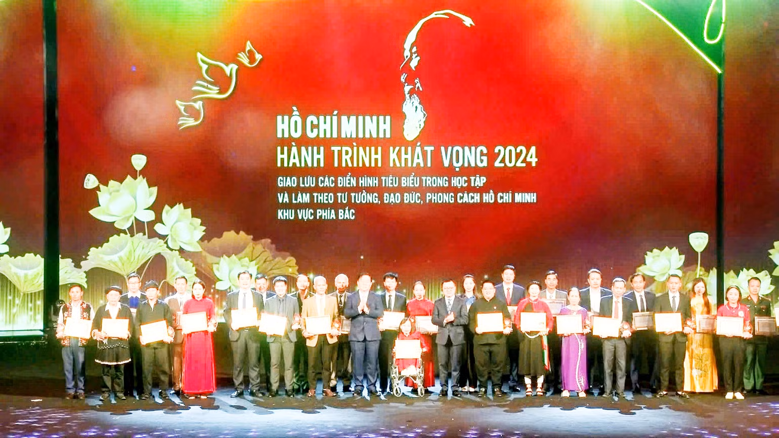 33 mô hình, điển hình tiêu biểu làm theo Bác Hồ khu vực phía bắc được ghi nhận, tôn vinh, có sức lan tỏa lớn trong xã hội. 33 mô hình, điển hình tiêu biểu làm theo Bác Hồ khu vực phía bắc được ghi nhận, tôn vinh, có sức lan tỏa lớn trong xã hội.