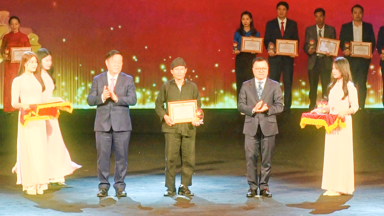 Đồng chí Nguyễn Trọng Nghĩa, Ủy viên Bộ Chính trị, Bí thư Trung ương Đảng, Trưởng Ban Tuyên giáo Trung ương và đồng chí Lê Quốc Minh, Ủy viên Trung ương Đảng, Tổng Biên tập Báo Nhân Dân, Phó trưởng Ban Tuyên giáo Trung ương, Chủ tịch Hội Nhà báo Việt Nam trao Giấy ghi nhận các điển hình, mô hình tiêu biểu học tập, làm theo Bác Hồ khu vực phía bắc. Đồng chí Nguyễn Trọng Nghĩa, Ủy viên Bộ Chính trị, Bí thư Trung ương Đảng, Trưởng Ban Tuyên giáo Trung ương và đồng chí Lê Quốc Minh, Ủy viên Trung ương Đảng, Tổng Biên tập Báo Nhân Dân, Phó trưởng Ban Tuyên giáo Trung ương, Chủ tịch Hội Nhà báo Việt Nam trao Giấy ghi nhận các điển hình, mô hình tiêu biểu học tập, làm theo Bác Hồ khu vực phía bắc.