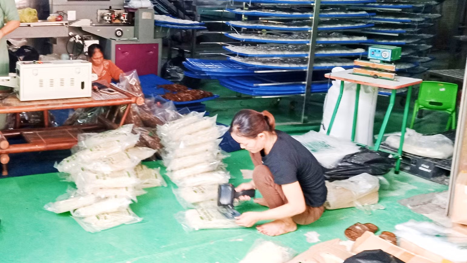 Chế biến nhiều sản phẩm từ gạo, góp phần giải quyết việc làm, tăng thu nhập cho nhiều lao động nông thôn Định Hóa. Chế biến nhiều sản phẩm từ gạo, góp phần giải quyết việc làm, tăng thu nhập cho nhiều lao động nông thôn Định Hóa.