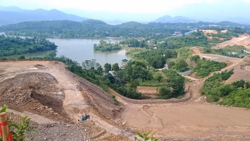Cùng với sân golf Tân Thái, cần nhiều công trình, sản phẩm du lịch bên hồ Núi Cốc để thu hút khách du lịch. Cùng với sân golf Tân Thái, cần nhiều công trình, sản phẩm du lịch bên hồ Núi Cốc để thu hút khách du lịch.