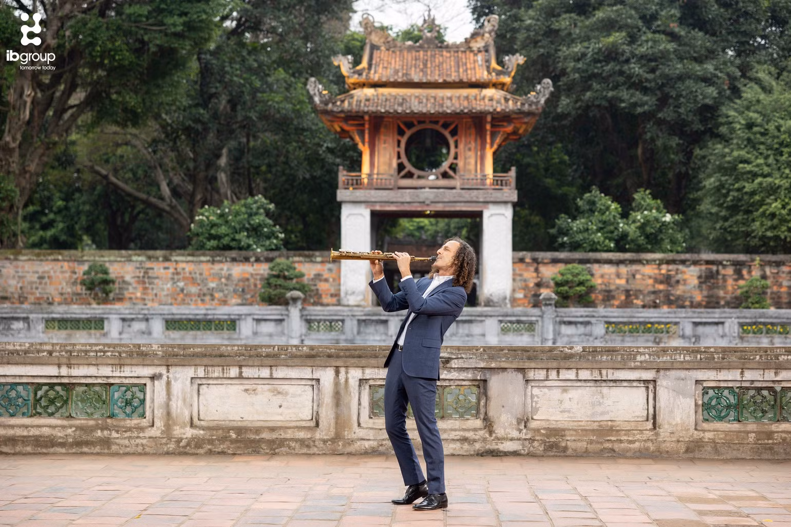 ... và trước Khuê Văn Các (Văn Miếu Quốc Tử Giám) - công trình mang tính biểu tượng của mảnh đất nghìn năm Thăng Long Hà Nội - Nguồn: IB Group