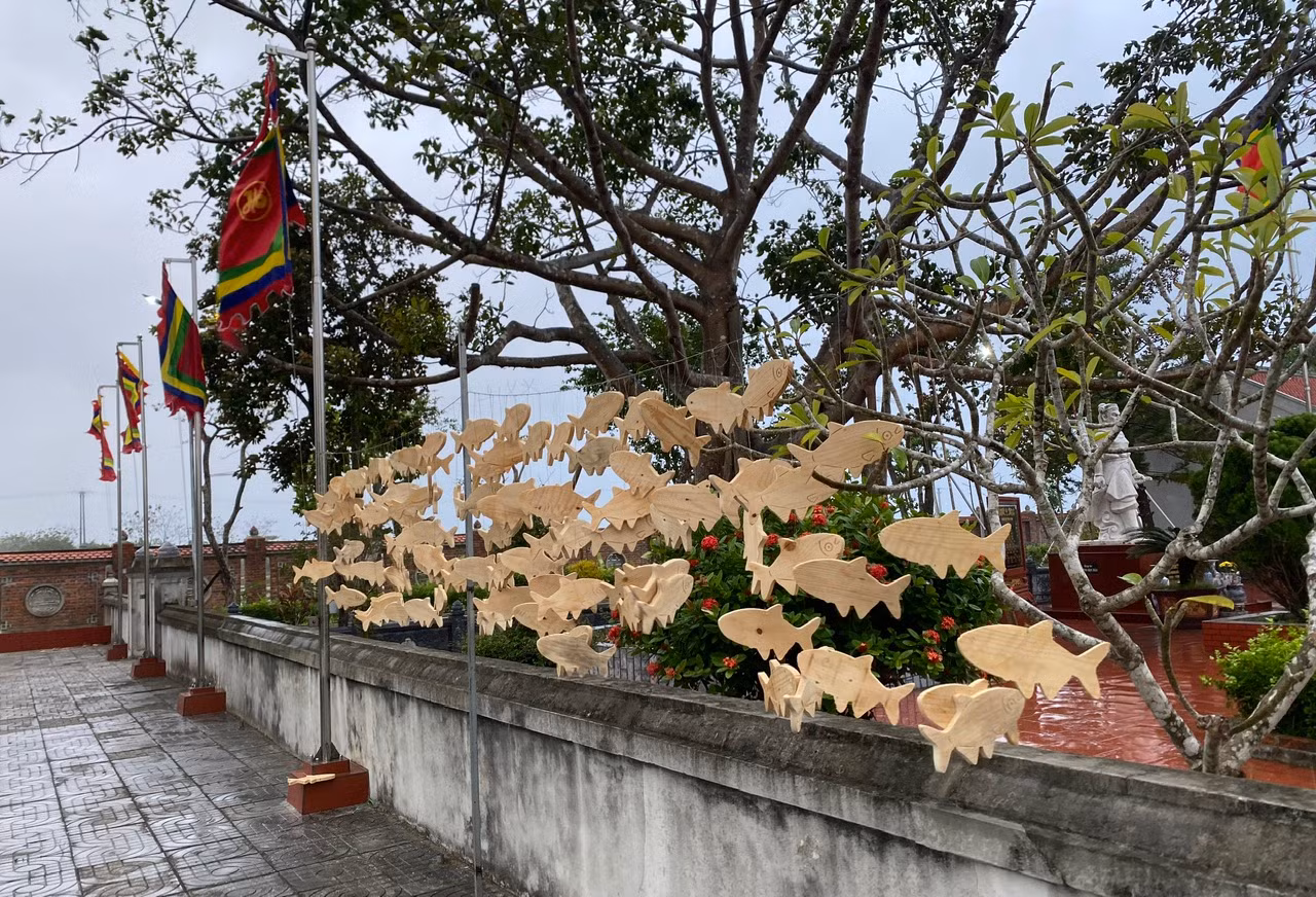 Cá gỗ trang trí mang lại vẻ sinh động cho đường làng, ngõ xóm. Cá gỗ trang trí mang lại vẻ sinh động cho đường làng, ngõ xóm.
