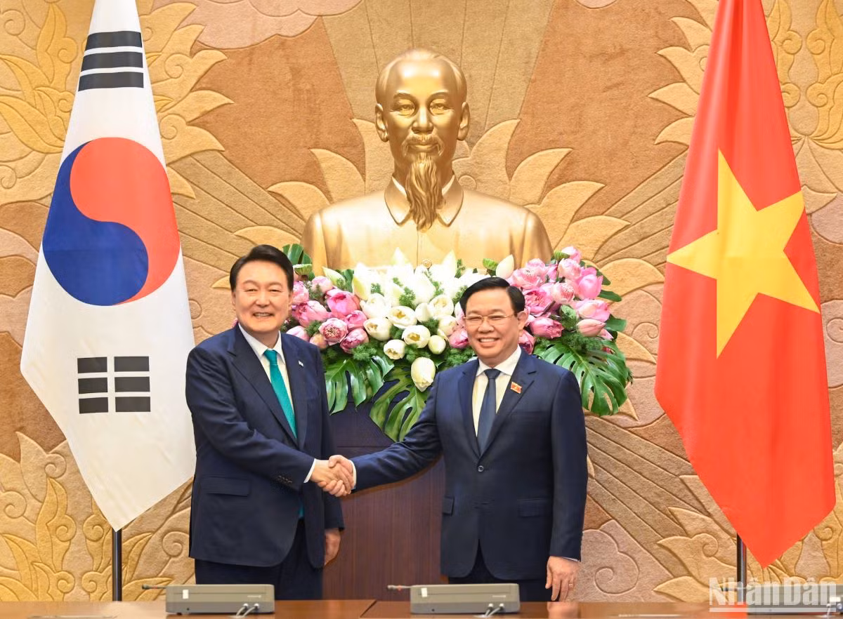 Chủ tịch Quốc hội Vương Đình Huệ và Tổng thống Hàn Quốc Yoon Suk Yeol tại buổi tiếp.