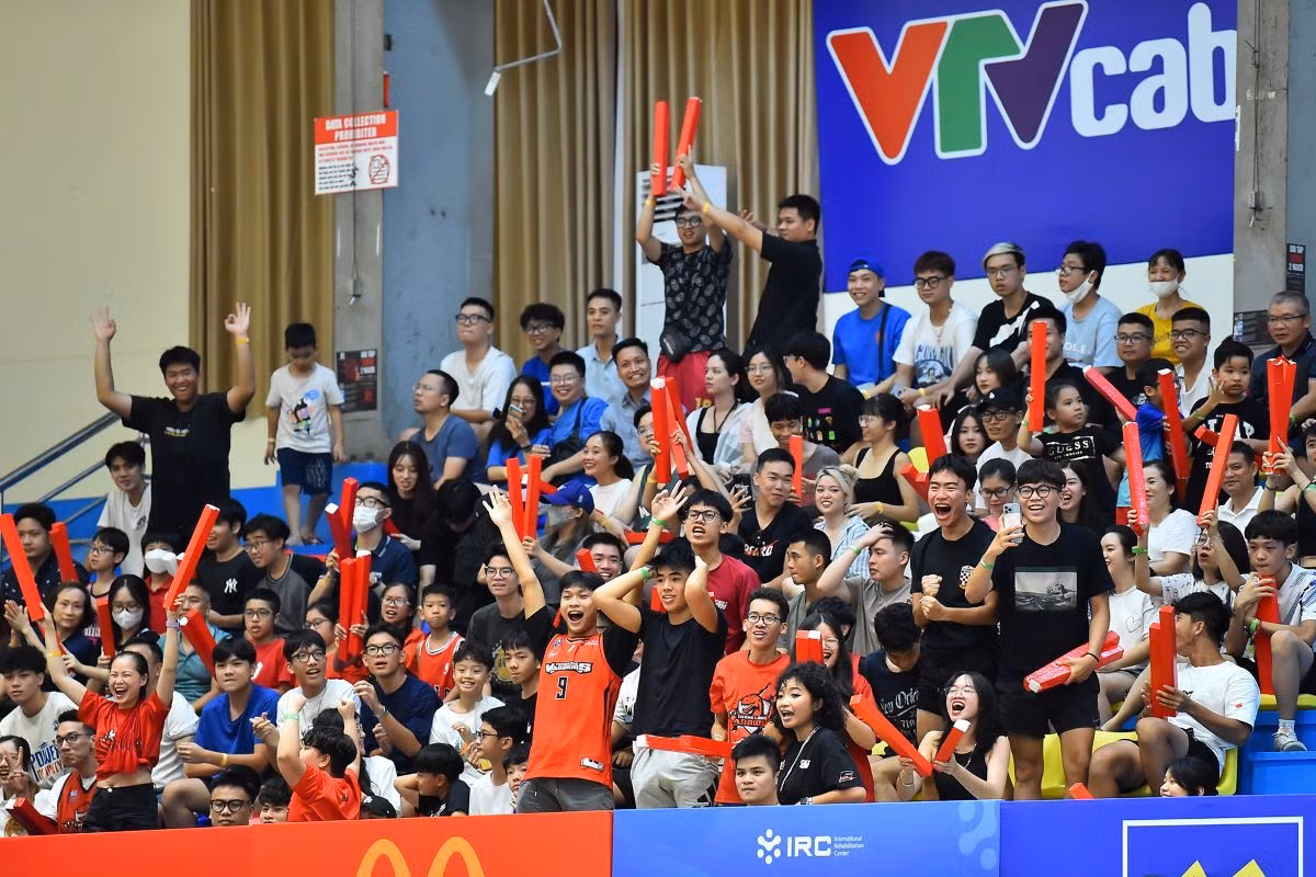 Niềm vui các các cổ động viên Thang Long Warriors khi thời gian của trận đấu kết thúc. Họ đã phải trải qua một trận đấu với rất nhiều cảm xúc, để rồi vỡ oà trong niềm vui khi là những người chiến thắng sau cùng. Niềm vui các các cổ động viên Thang Long Warriors khi thời gian của trận đấu kết thúc. Họ đã phải trải qua một trận đấu với rất nhiều cảm xúc, để rồi vỡ oà trong niềm vui khi là những người chiến thắng sau cùng.