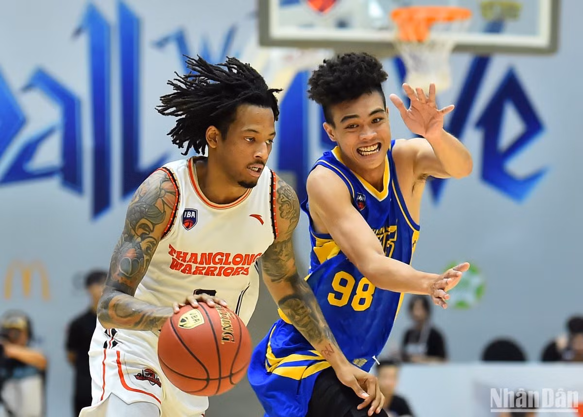 Kết thúc hai hiệp đầu với tỷ số 40-39 nghiêng về Thang Long Warriors, hai đội tiếp tục thể hiện lối chơi rắn không ngại va chạm tại hai hiệp thi đấu cuối cùng. Sameen Ayyub Swint liên tục bị Trần Văn Trung theo kèm rất sát mỗi khi có bóng. Kết thúc hai hiệp đầu với tỷ số 40-39 nghiêng về Thang Long Warriors, hai đội tiếp tục thể hiện lối chơi rắn không ngại va chạm tại hai hiệp thi đấu cuối cùng. Sameen Ayyub Swint liên tục bị Trần Văn Trung theo kèm rất sát mỗi khi có bóng.