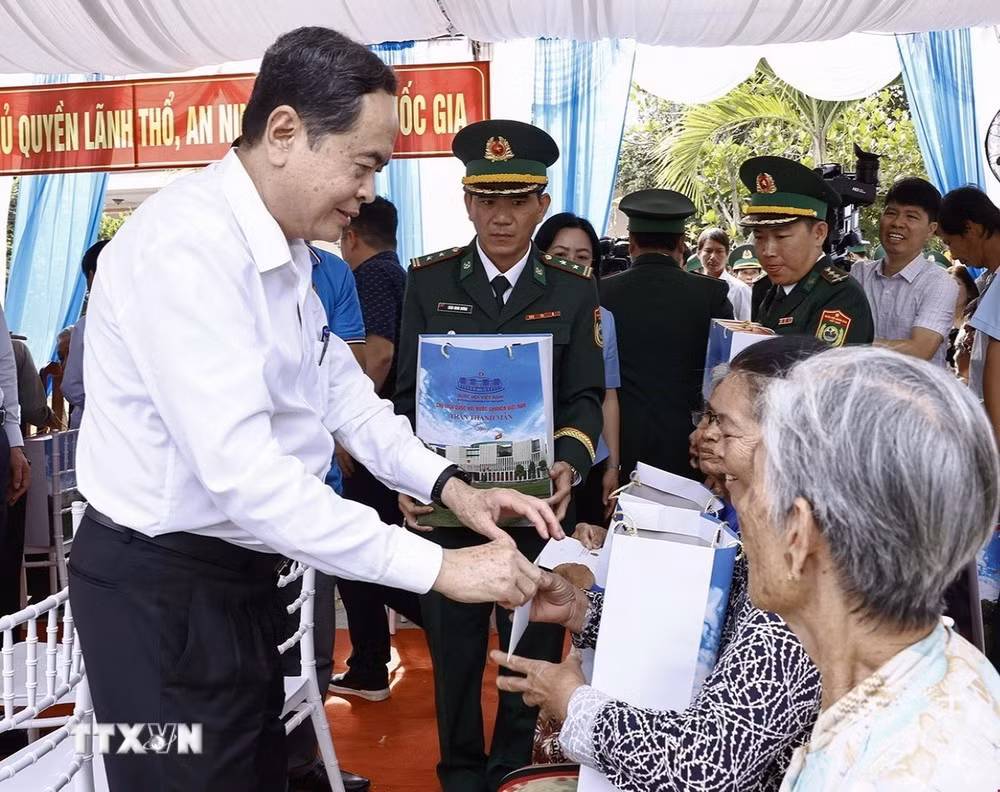 Chủ tịch Quốc hội Trần Thanh Mẫn tặng quà Tết cho các hộ nghèo, cận nghèo, người có hoàn cảnh khó khăn, đồng bào dân tộc thiểu số ở xã Mỹ Long, huyện Cầu Ngang, tỉnh Trà Vinh.
