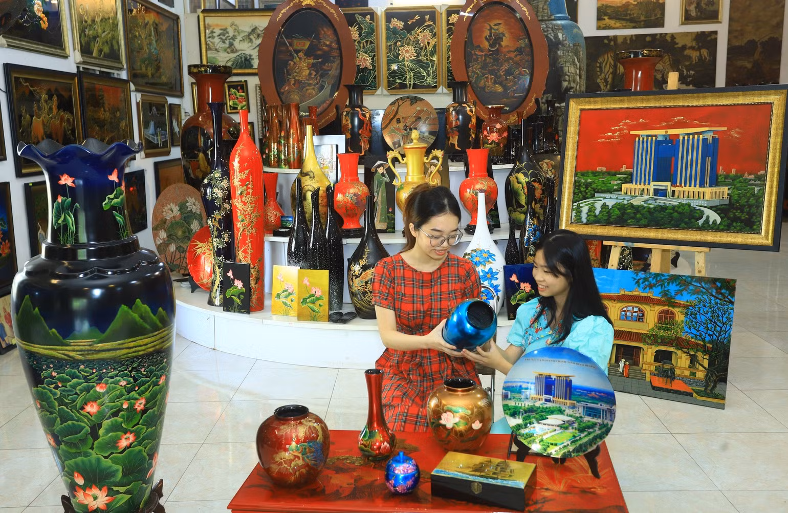 Sản phẩm Làng nghề sơn mài Tương Bình Hiệp được đa dạng chủng loại để phục vụ thị hiếu tiêu dùng. Sản phẩm Làng nghề sơn mài Tương Bình Hiệp được đa dạng chủng loại để phục vụ thị hiếu tiêu dùng.