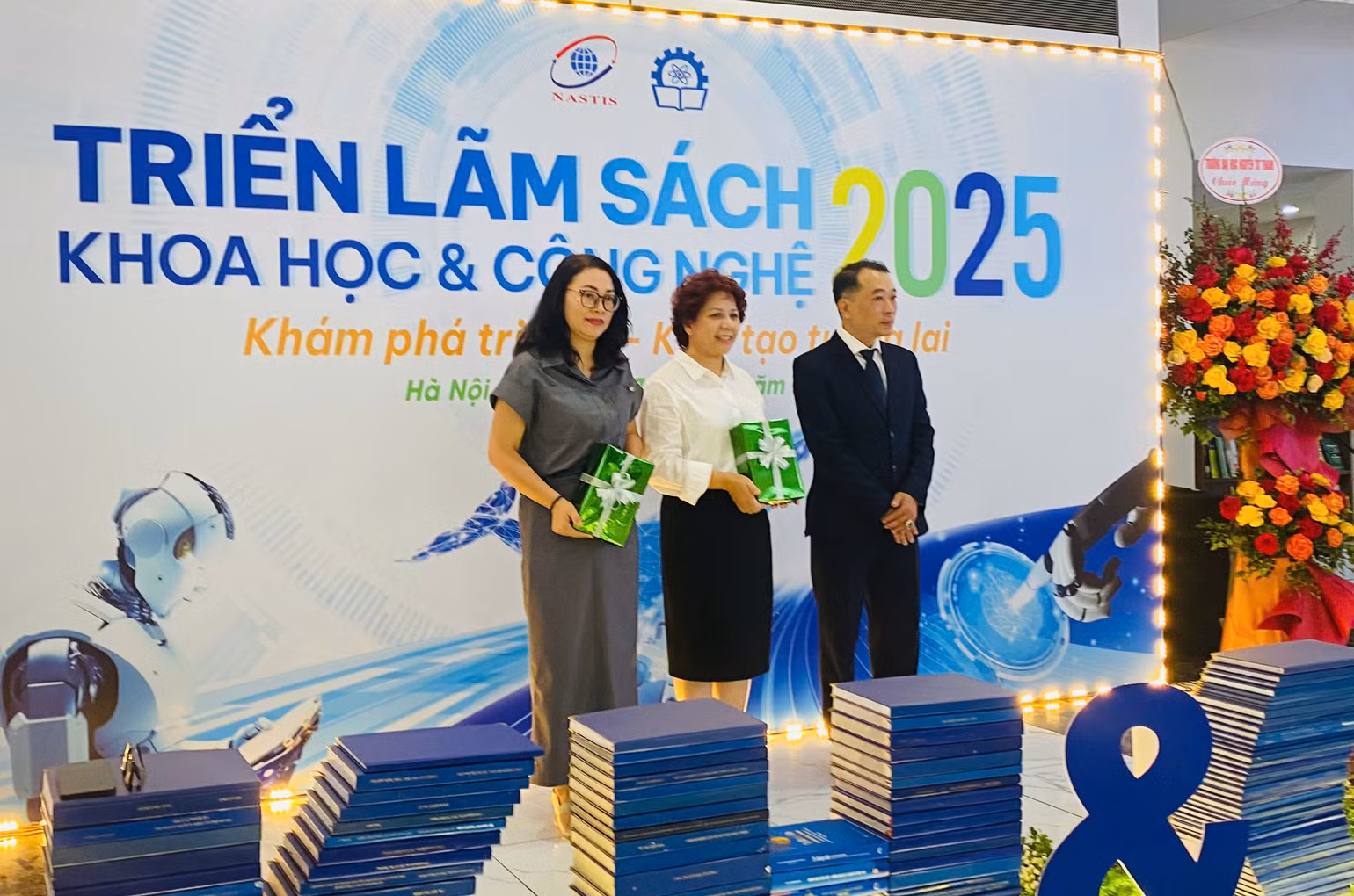 Ông Bùi Minh Cường, Giám đốc Nhà xuất bản Khoa học và Kỹ thuật trao tặng sách khoa học và công nghệ cho các thư viện của một số trường đại học.