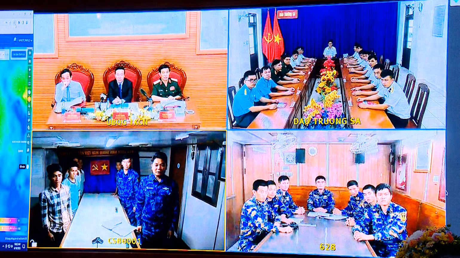 Cán bộ, chiến sĩ và người dân tại buổi làm việc. Cán bộ, chiến sĩ và người dân tại buổi làm việc.