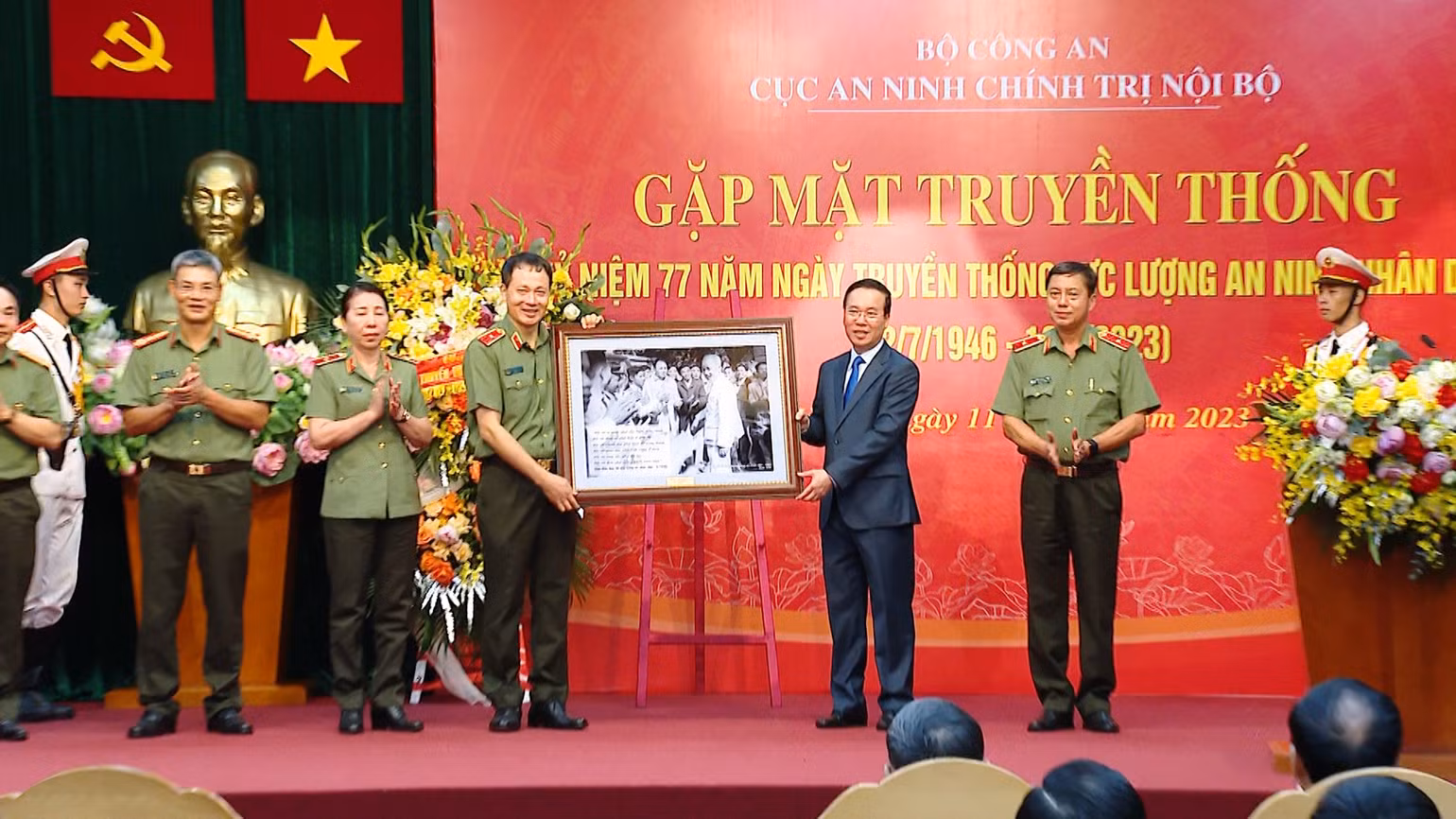 Chủ tịch nước Võ Văn Thưởng trao quà tặng Cục An ninh chính trị nội bộ. (Ảnh: HỒNG QUÂN)