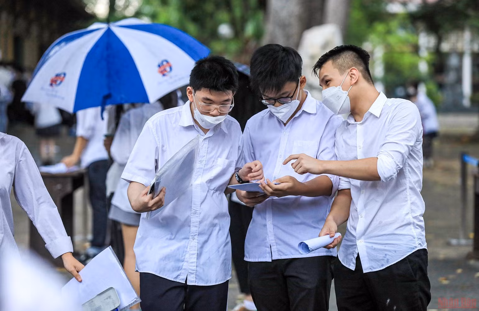 Phụ huynh đội mưa chờ đón sĩ tử “vượt vũ môn” trong ngày thi đầu tiên -0