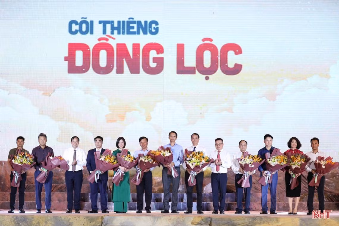 Đại diện SUDICO và các nhà tài trợ nhận hoa cảm ơn từ Tổng Biên tập Báo Nhân dân Lê Quốc Minh và Bí thư Tỉnh ủy Hà Tĩnh Hoàng Trung Dũng. Đại diện SUDICO và các nhà tài trợ nhận hoa cảm ơn từ Tổng Biên tập Báo Nhân dân Lê Quốc Minh và Bí thư Tỉnh ủy Hà Tĩnh Hoàng Trung Dũng.