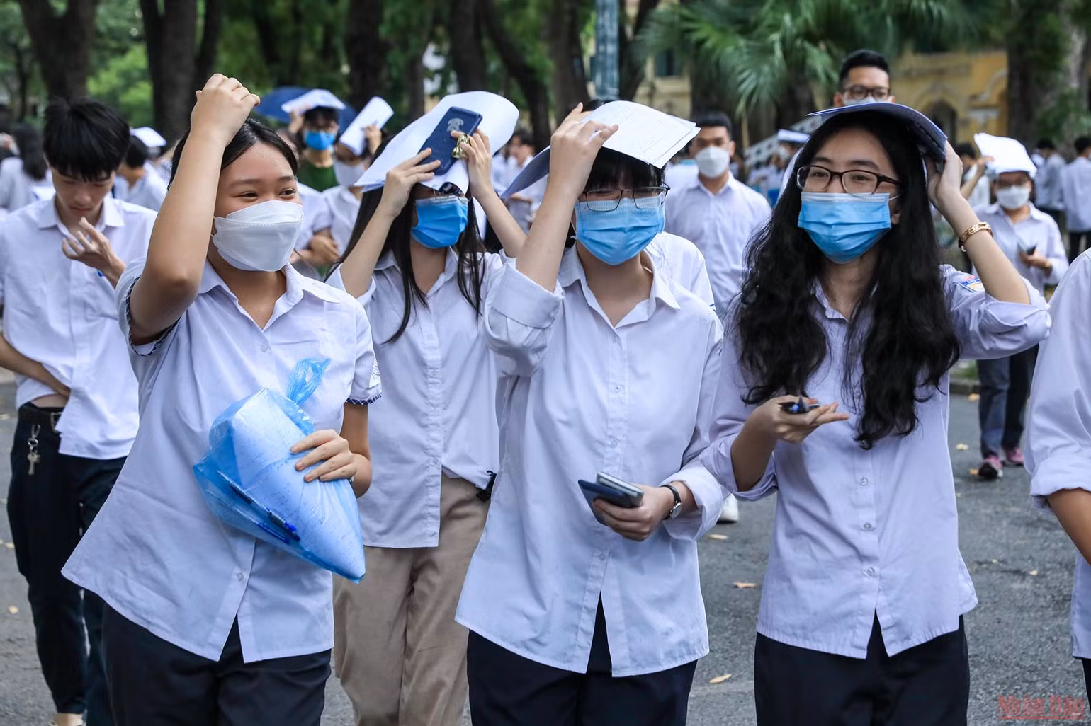 Phụ huynh đội mưa chờ đón sĩ tử “vượt vũ môn” trong ngày thi đầu tiên -0