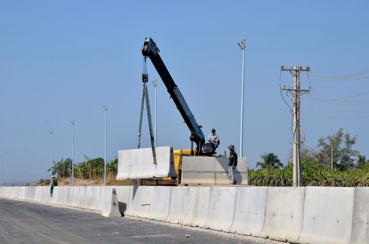 Các nhà thầu thi công lắp đặt dải phân cách cứng tại gói thầu XL-04, đoạn Vĩnh Hảo-Phan Thiết. Các nhà thầu thi công lắp đặt dải phân cách cứng tại gói thầu XL-04, đoạn Vĩnh Hảo-Phan Thiết.