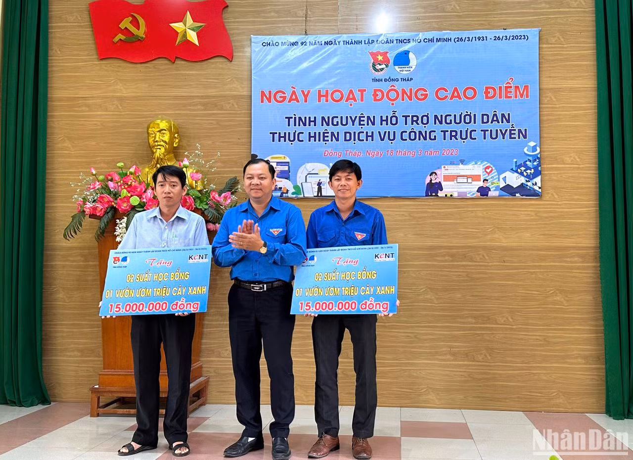 Bí thư Tỉnh đoàn Đồng Tháp Huỳnh Minh Thức trao tặng 2 công trình và 4 suất học bổng cho học sinh của 2 trường THPT ở thành phố Sa Đéc, tỉnh Đồng Tháp. Bí thư Tỉnh đoàn Đồng Tháp Huỳnh Minh Thức trao tặng 2 công trình và 4 suất học bổng cho học sinh của 2 trường THPT ở thành phố Sa Đéc, tỉnh Đồng Tháp.