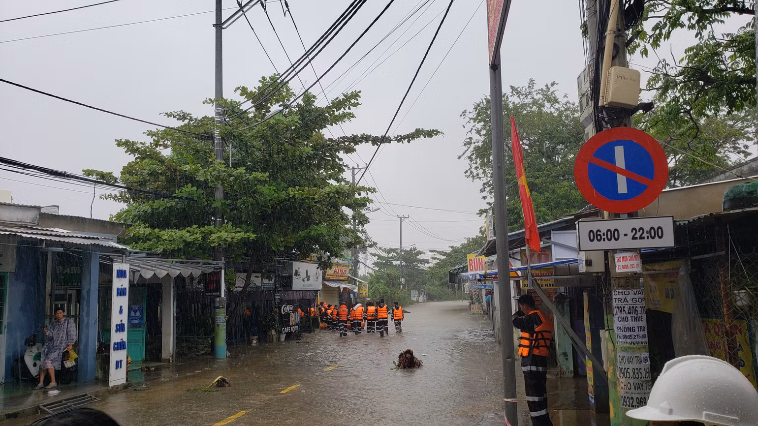 Lực lượng chức năng vào các khu vực ngập sâu.