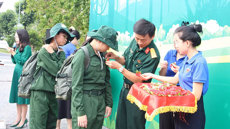 Đeo hoa cho các "tân binh". Đeo hoa cho các "tân binh".