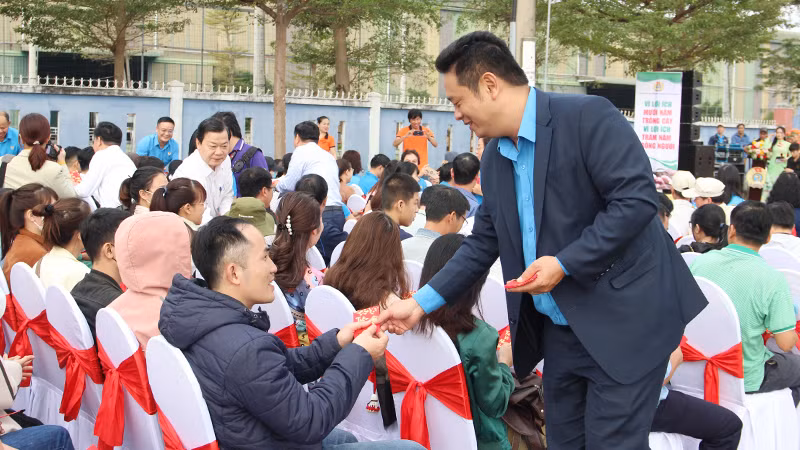Lì xì đầu năm mới cho các đoàn viên công đoàn.