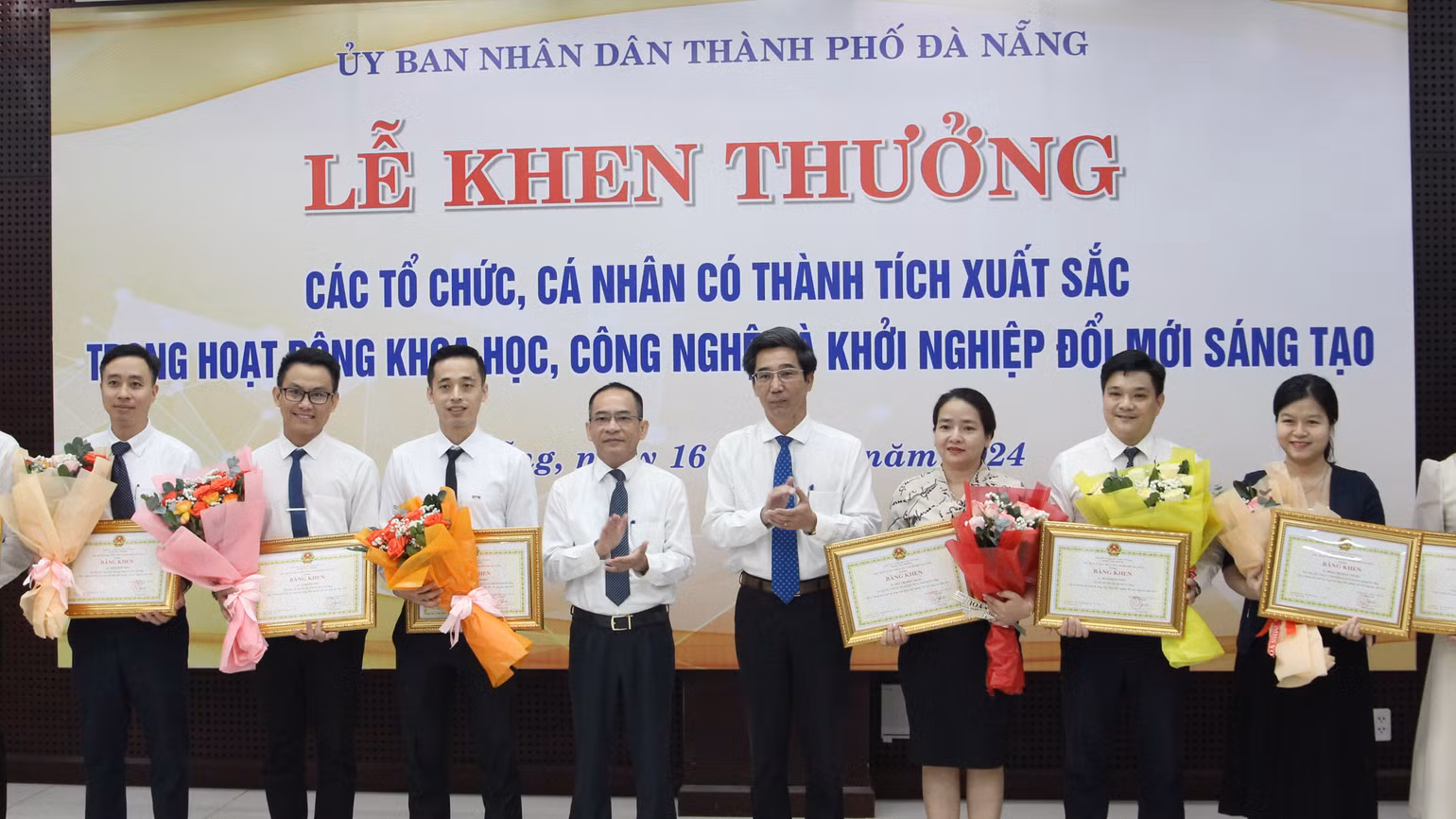 Khen thưởng các cá nhân có thành tích trong hoạt động khởi nghiệp đổi mới sáng tạo.