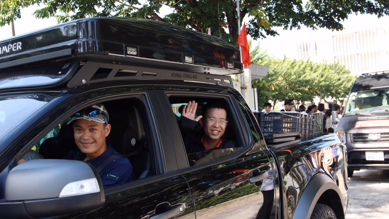 Những chuyến xe lăn bánh cùng các tình nguyện viên lên đường.