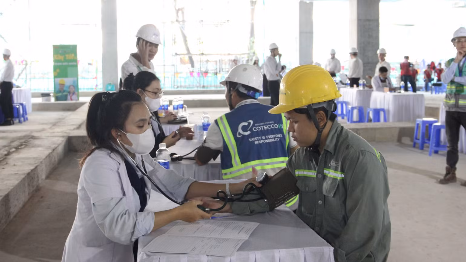 Khám sức khỏe cho công nhân. Khám sức khỏe cho công nhân.