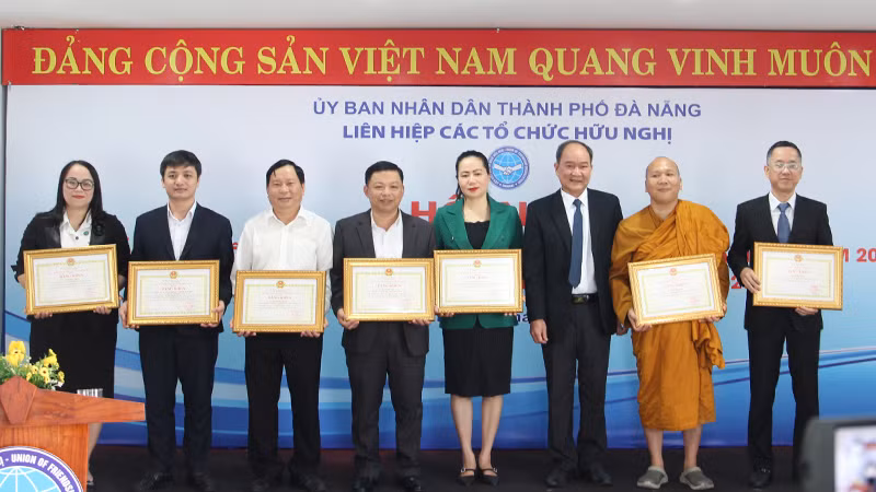 Trao Bằng khen cho các cá nhân. Trao Bằng khen cho các cá nhân.