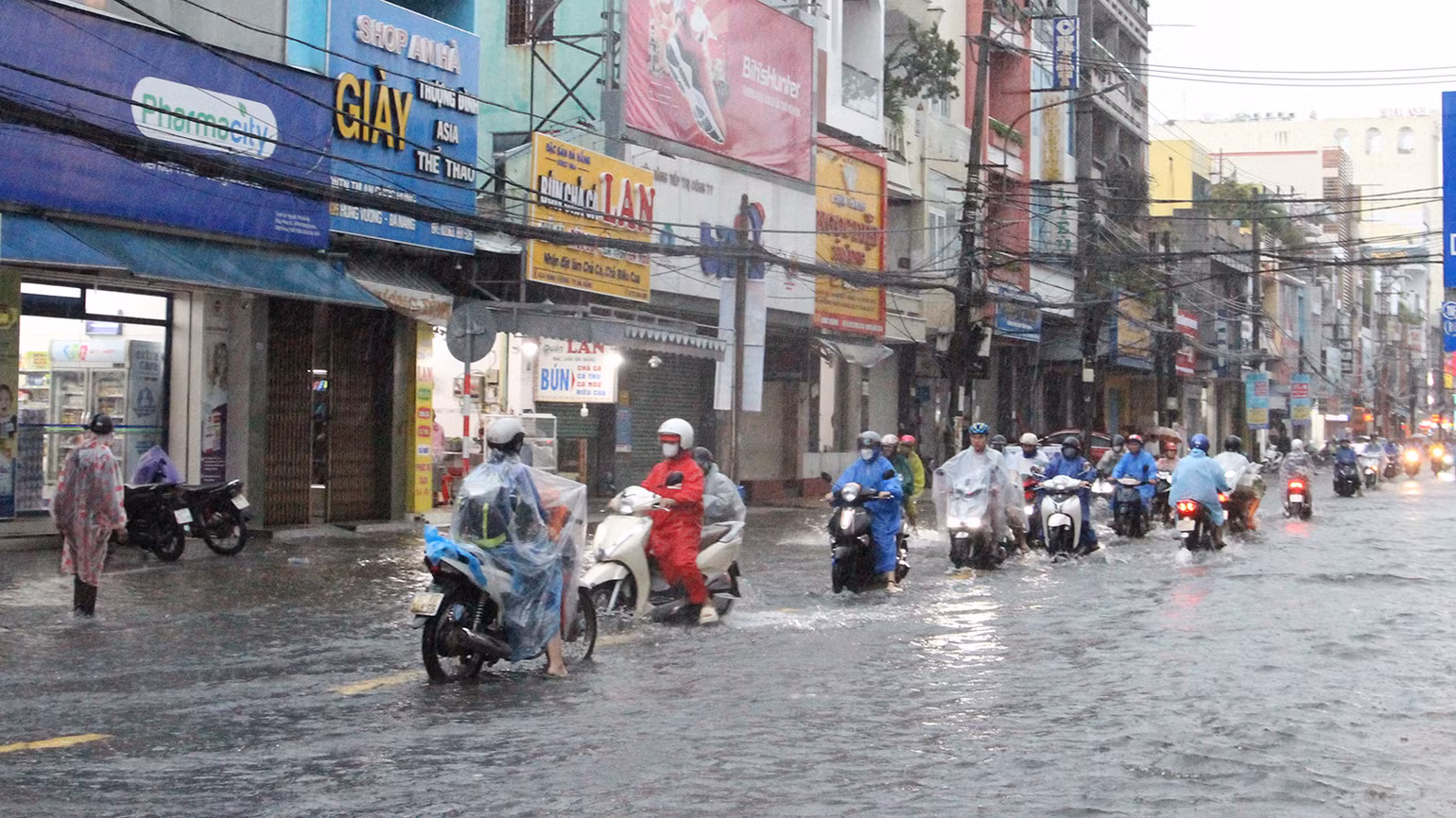 Các phương tiện chọn vị trí ngập thấp để lưu thông.