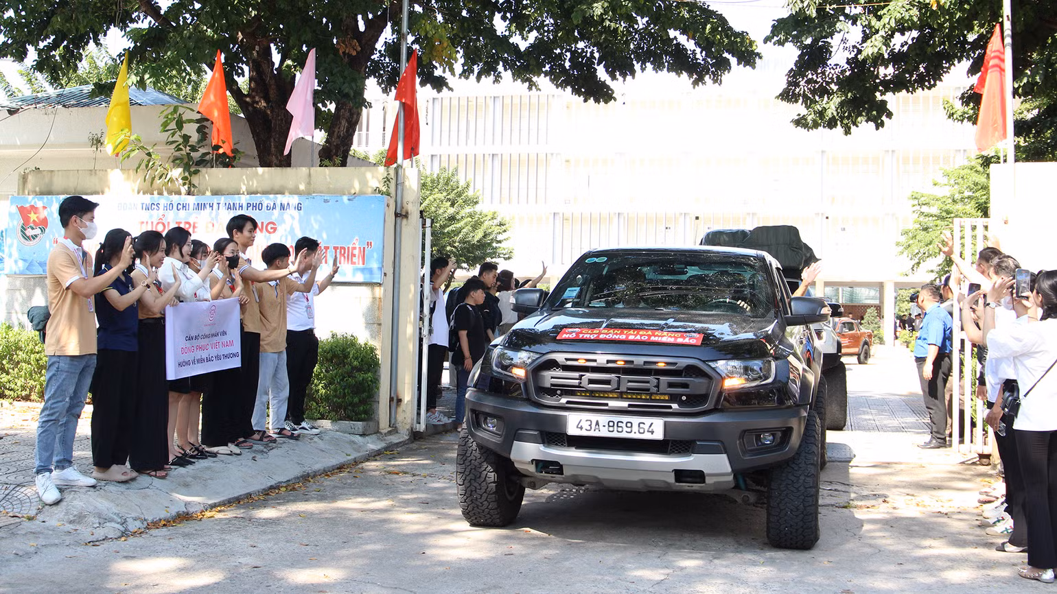 Tiễn đoàn bằng những lời nhắn "đi an toàn nhé".