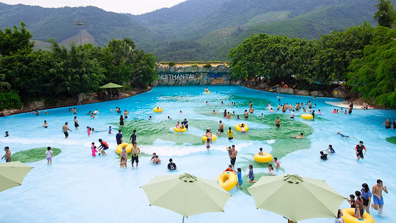 Công viên suối khoáng nóng Núi Thần Tài đã đón khoảng 20.000 lượt khách dịp lễ