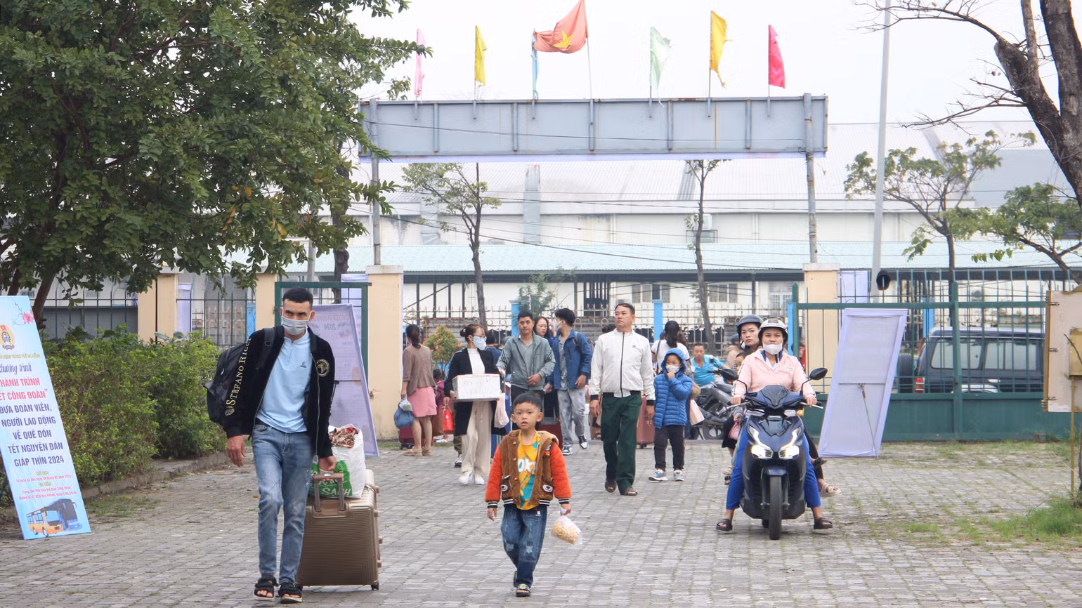 Sẵn sàng hành lý có mặt tại địa điểm.