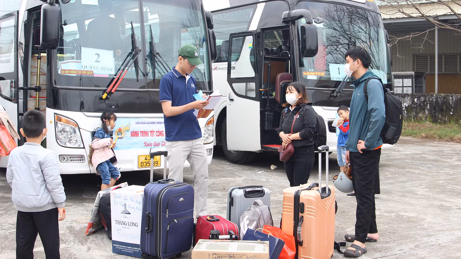 Đối chiếu xé xe, nhận phiếu dán hành lý.