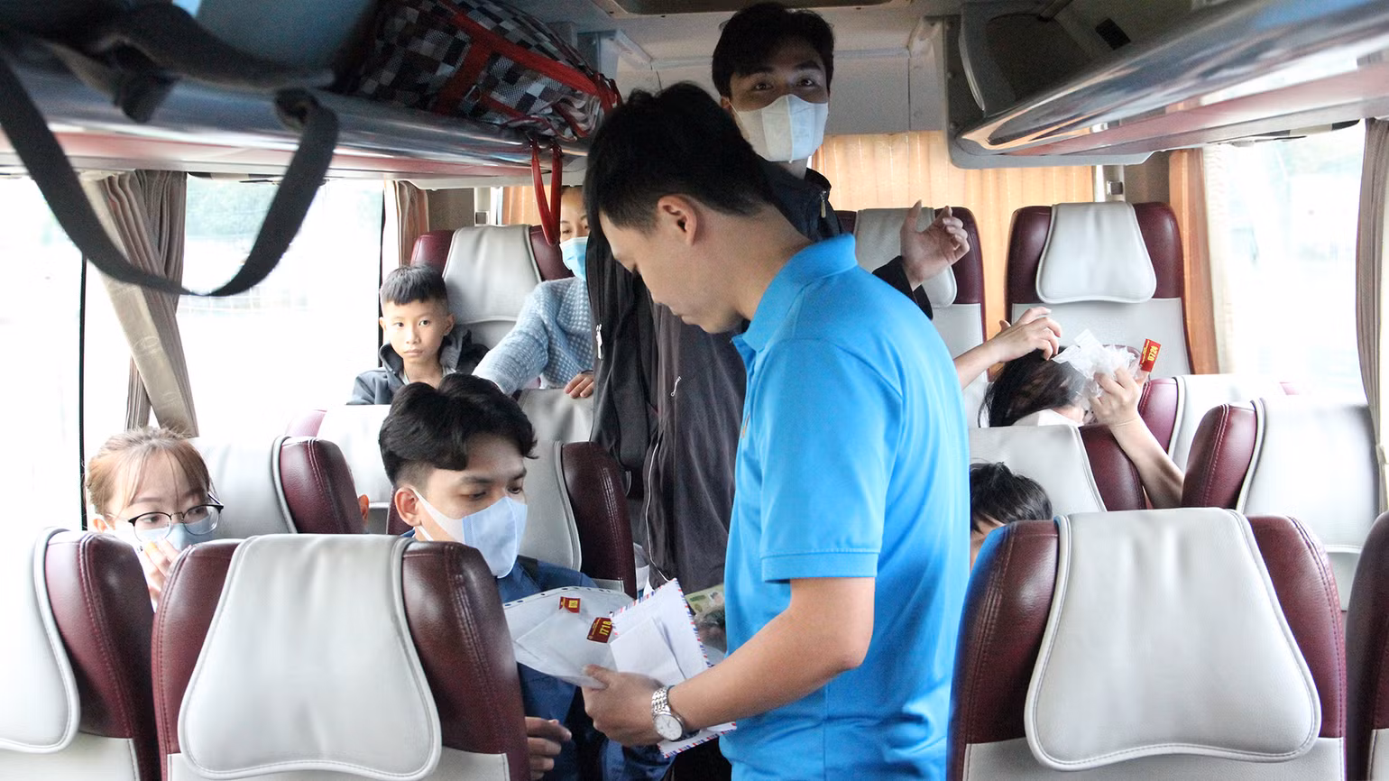 Hỗ trợ bữa ăn cho mỗi người trên xe