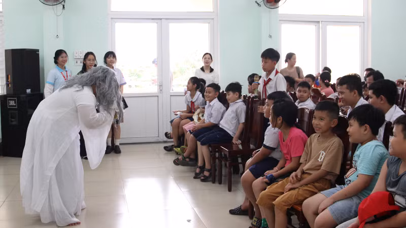 Tương tác cùng các em nhỏ. Tương tác cùng các em nhỏ.