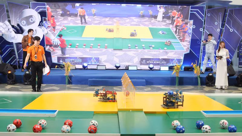 Các robot “nông dân” và “vận chuyển” tranh tài. Các robot “nông dân” và “vận chuyển” tranh tài.