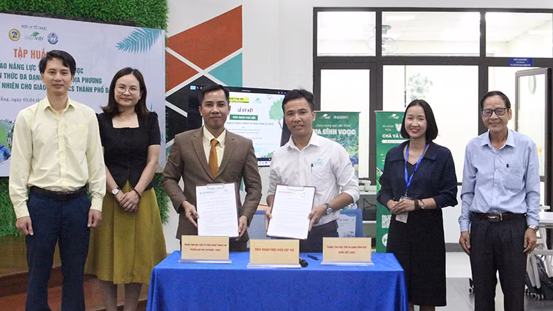 Kí kết hợp tác phát triển trang website thiên nhiên Đà Nẵng.