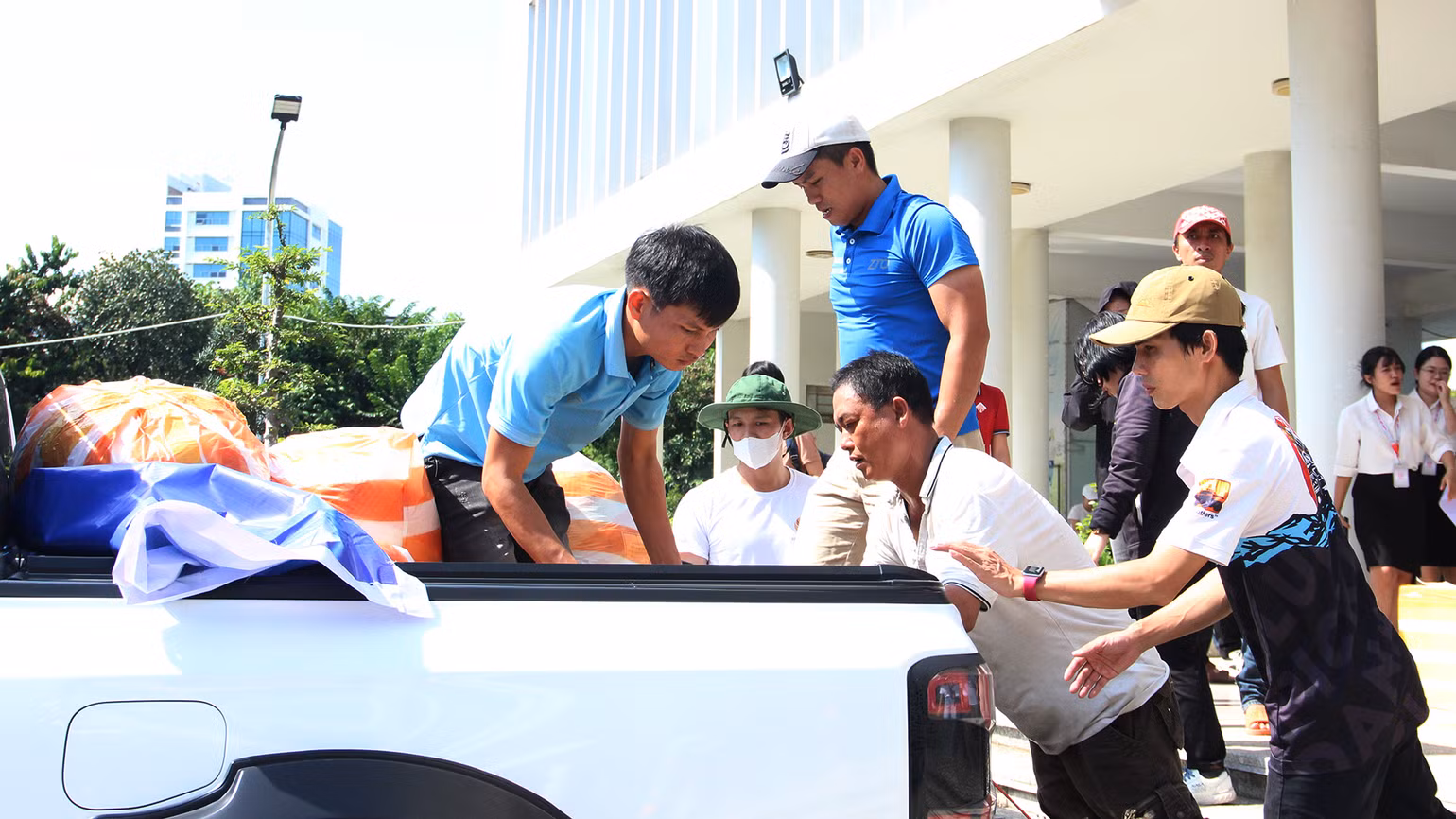 “Chuyến xe nghĩa tình” đã đón nhận được sự đóng góp về mọi mặt với tổng giá trị gần 1 tỷ đồng. Chuyến xe sẽ thực hiện đợt 1 với tổng giá trị hơn 600 triệu đồng, số hàng và kinh phí còn lại sẽ tiếp tục vào đợt 2.