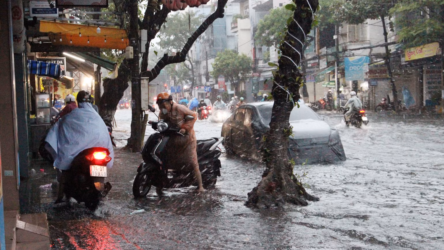 Nhiều phương tiện đã lên lề đường để tránh ngập.