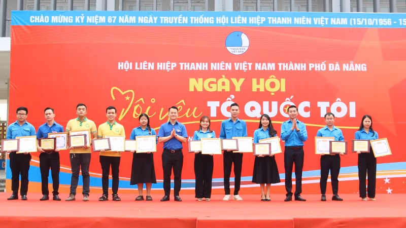 Trao Giải thưởng “15 tháng 10” cho các cá nhân. Trao Giải thưởng “15 tháng 10” cho các cá nhân.