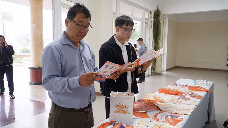 Ấn phẩm tuyên truyền được phát hành ở nhiều đơn vị Ấn phẩm tuyên truyền được phát hành ở nhiều đơn vị