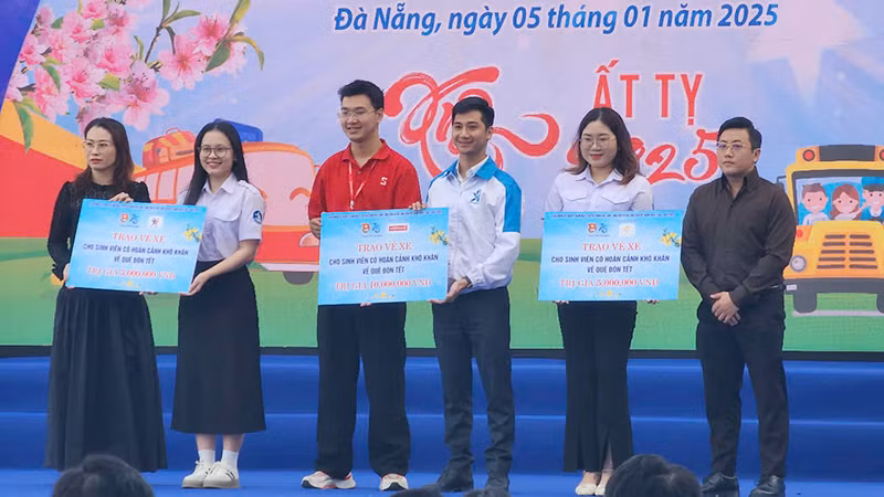 Trao vé xe về quê đón Tết cho sinh viên Trao vé xe về quê đón Tết cho sinh viên