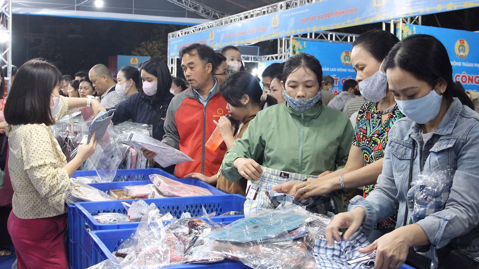 Các cấp công đoàn thành phố nỗ lực để có thêm các món quà cho các đoàn viên, người lao động. Các cấp công đoàn thành phố nỗ lực để có thêm các món quà cho các đoàn viên, người lao động.