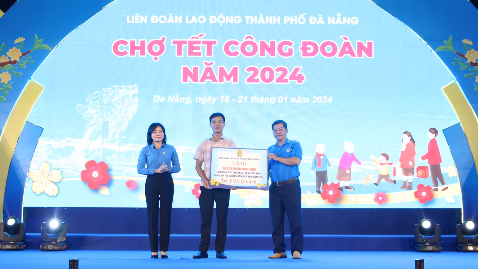 30.000 phiếu mua hàng được trao về tay người lao động để mua sắm tại chợ. 30.000 phiếu mua hàng được trao về tay người lao động để mua sắm tại chợ.
