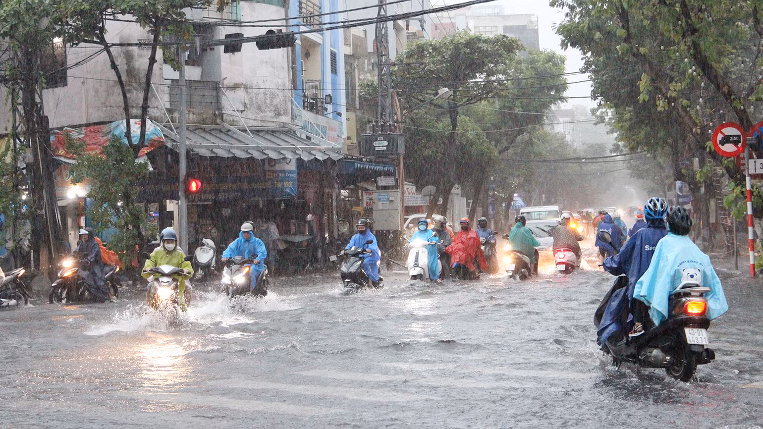 Thành phố cũng phát thông báo, từ hiện tại đến 3-4 giờ tới, mây đối lưu tiếp tục phát triển và mở rộng gây mưa vừa, mưa to, có nơi mưa rất to cho quận Liên Chiểu, Thanh Khê, Hải Châu, Sơn Trà, Ngũ Hành Sơn, Cẩm Lệ và huyện Hòa Vang với lượng mưa phổ biến 20-40mm/3 giờ, có nơi trên 70mm/3 giờ. Trên vùng biển có mưa rào và dông mạnh. Trong cơn dông cần đề phòng lốc, sét và gió giật mạnh.