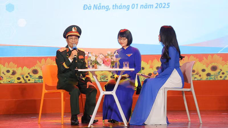Tọa đàm “Tuổi trẻ Đà Nẵng tự hào tiến bước dưới cờ Đảng”. Tọa đàm “Tuổi trẻ Đà Nẵng tự hào tiến bước dưới cờ Đảng”.