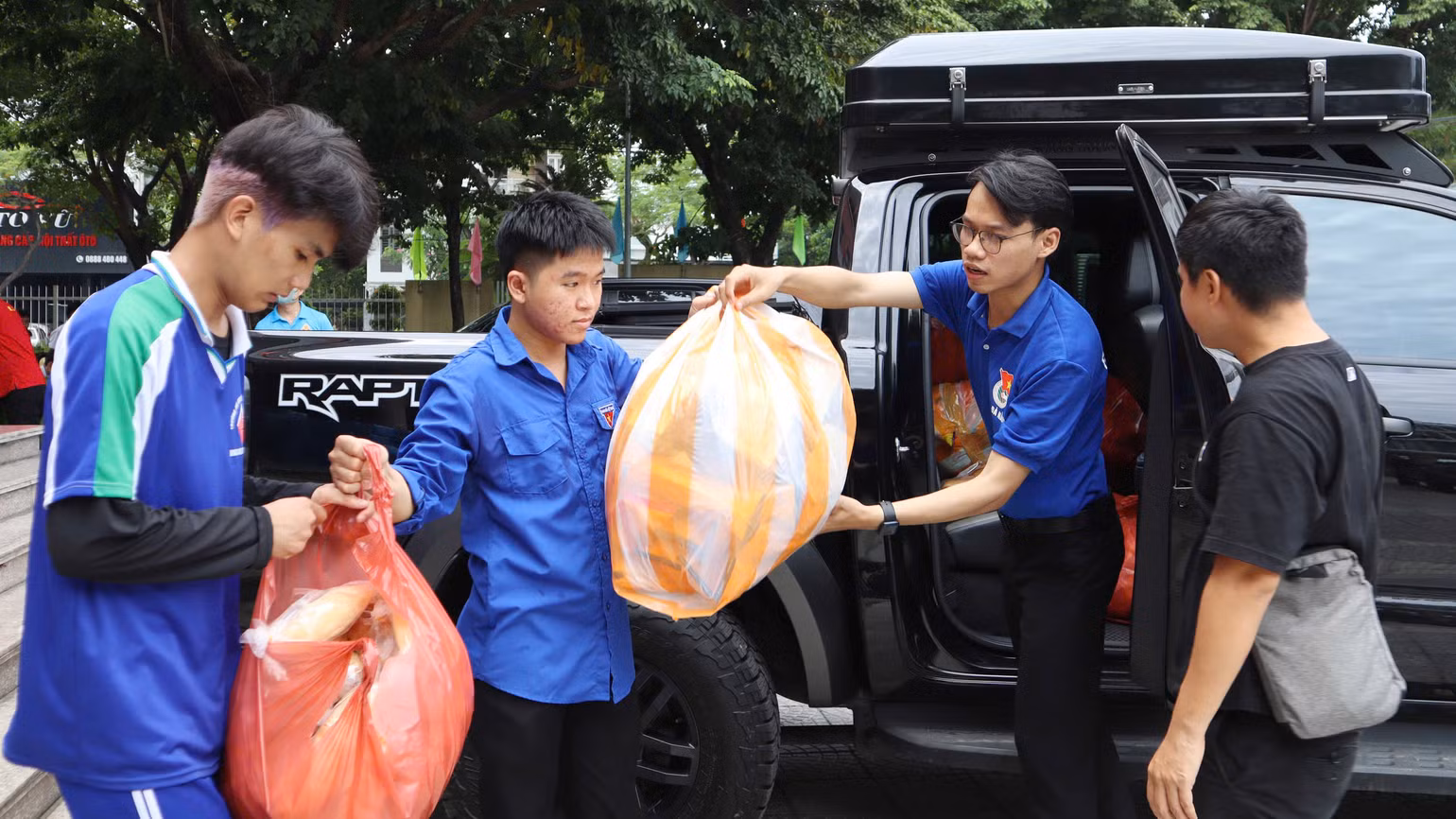 Sau khi nhận được thông báo về chương trình, bà con nhân dân, doanh nghiệp, tổ chức trên địa bàn thành phố Đà Nẵng đã chung tay, đồng hành cùng sẻ chia giúp đỡ về tinh thần và vật chất.