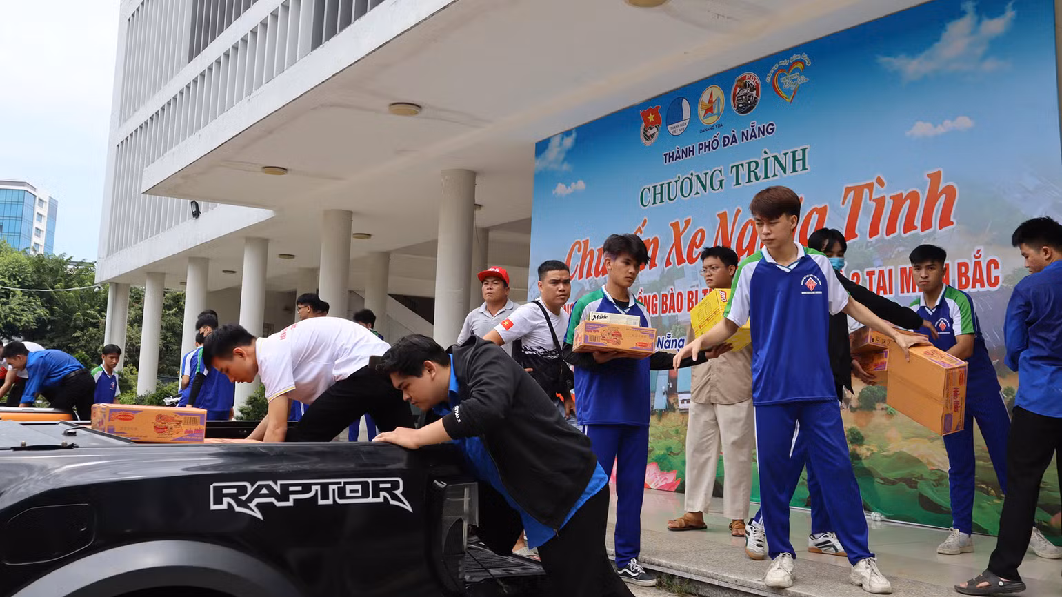 Chương trình “Chuyến xe nghĩa tình” do Thành Đoàn - Hội Liên hiệp Thanh niên Việt Nam thành phố Đà Nẵng, Hội Doanh nhân trẻ Đà Nẵng và Câu lạc bộ xe bán tải Đà Nẵng phối hợp tổ chức.
