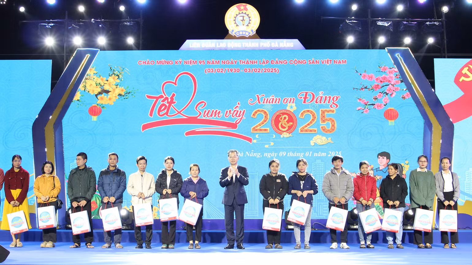 Đồng chí Nguyễn Văn Quảng, Ủy viên Trung ương Đảng, Bí thư Thành ủy Đà Nẵng tặng quà cho người lao động. Đồng chí Nguyễn Văn Quảng, Ủy viên Trung ương Đảng, Bí thư Thành ủy Đà Nẵng tặng quà cho người lao động.