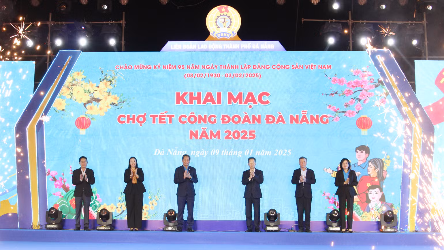Đại biểu thực hiện nghi thức khai mạc Đại biểu thực hiện nghi thức khai mạc