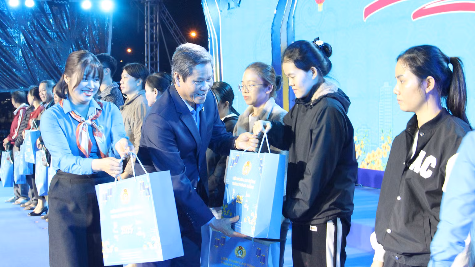 Đồng chí Huỳnh Thanh Xuân, Phó Chủ tịch Tổng Liên đoàn Lao động Việt Nam trao quà cho đoàn viên, người lao động. Đồng chí Huỳnh Thanh Xuân, Phó Chủ tịch Tổng Liên đoàn Lao động Việt Nam trao quà cho đoàn viên, người lao động.